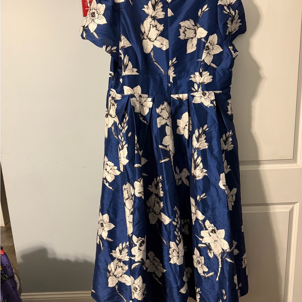 Elegant Blue and White Floral Formal Dress - Picture 2 of 2